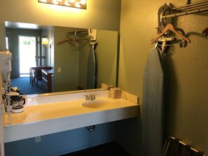 Combined shower/tub, hydromassage showerhead, free toiletries - Applegate Inn (Atwater)
