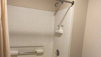 Un bagno con una vasca, un water e una tenda da doccia.