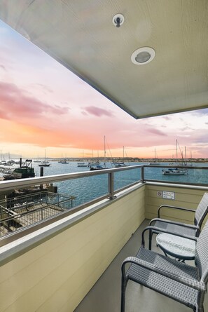 Habitación panorámica doble, baño privado, vistas al mar (Bayview Oceanfront) | Vistas desde la habitación