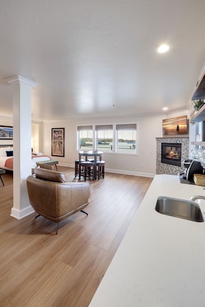 Suite panorámica, con acceso para personas discapacitadas, baño privado (Marine Oceanfront) | Servicios de la habitación