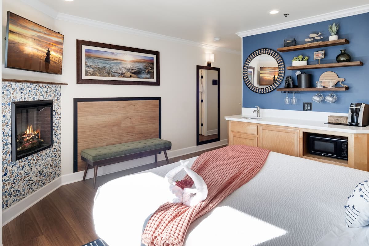 Standard Double Room, Private Bathroom, Ocean View (Parkside Room) | Room amenity