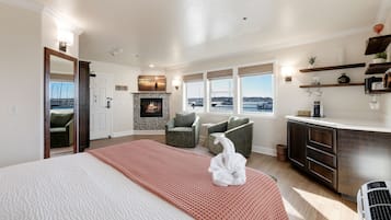 Suite panorámica, baño privado, vista al océano (Kelp Oceanfront King) | Servicios de la habitación