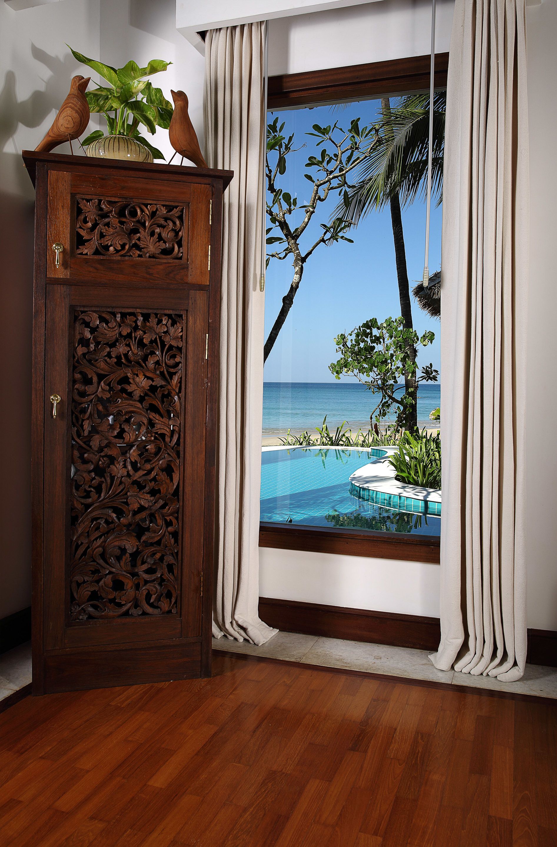 Sea Front Villa with Plunge Pool | Minibar, safe på rommet, skrivebord og blendingsgardiner