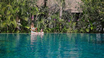 Una piscina al aire libre