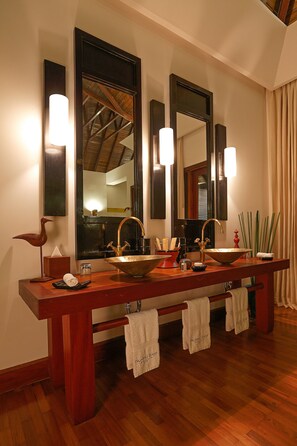 Suite Villa | Bathroom | Combined shower/bathtub, free toiletries, hair dryer, bathrobes - NgapaliI Bay Villas & Spa (Zi Phyu Kone)
