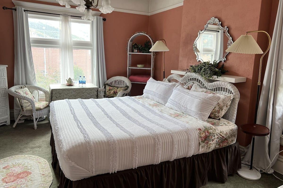 Deluxe Suite, Multiple Beds | 1 bedroom, premium bedding, individually decorated