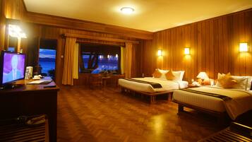 Deluxe River View | Minibar, in-room safe, desk, blackout drapes