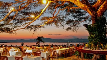 2 restaurants, breakfast, lunch, dinner served; Asian cuisine