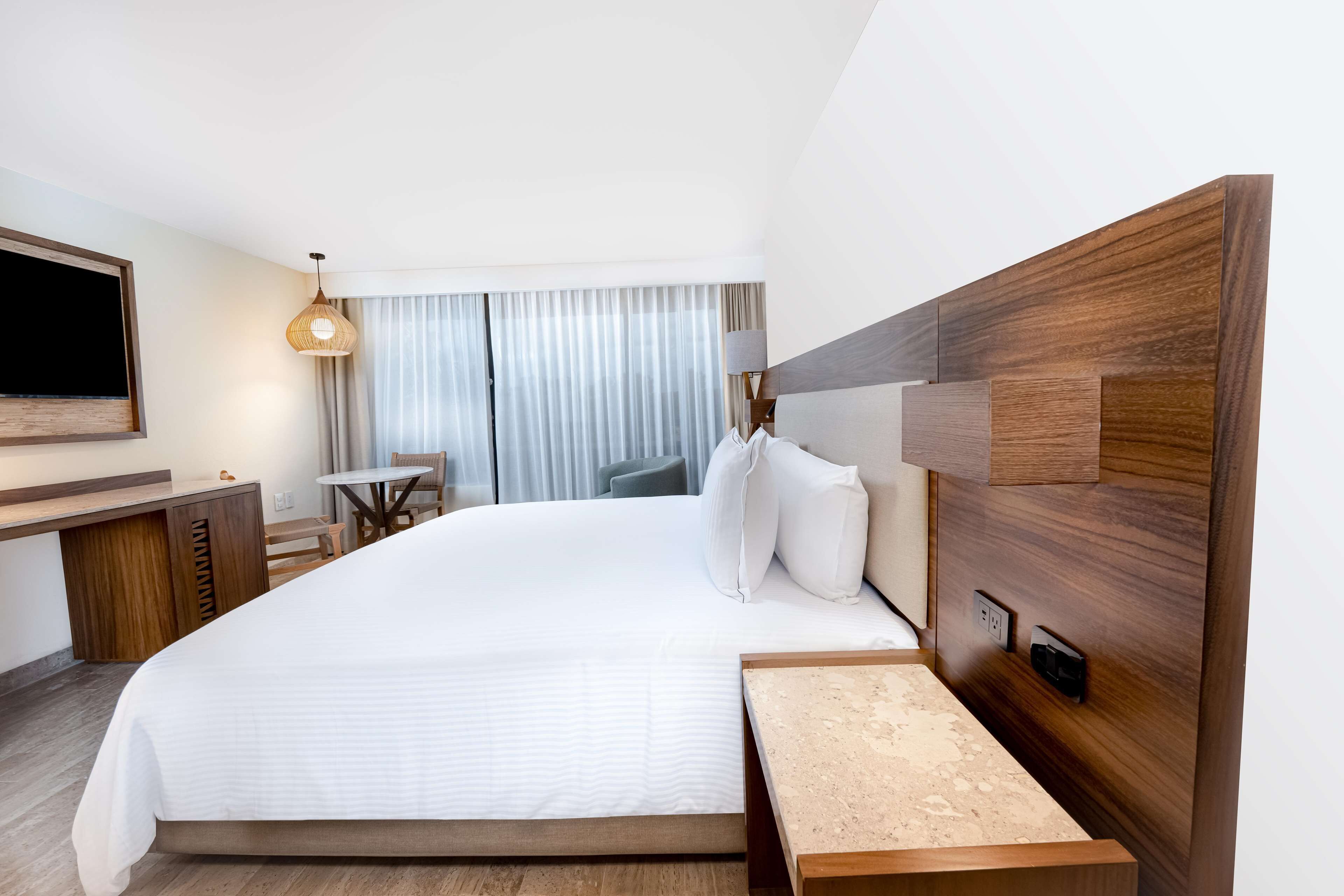 standard room | 1 bedroom, minibar, in-room safe, laptop workspace