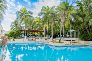 Outdoor pool, free cabanas, pool umbrellas