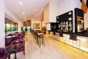 2 bares y bar junto a la piscina