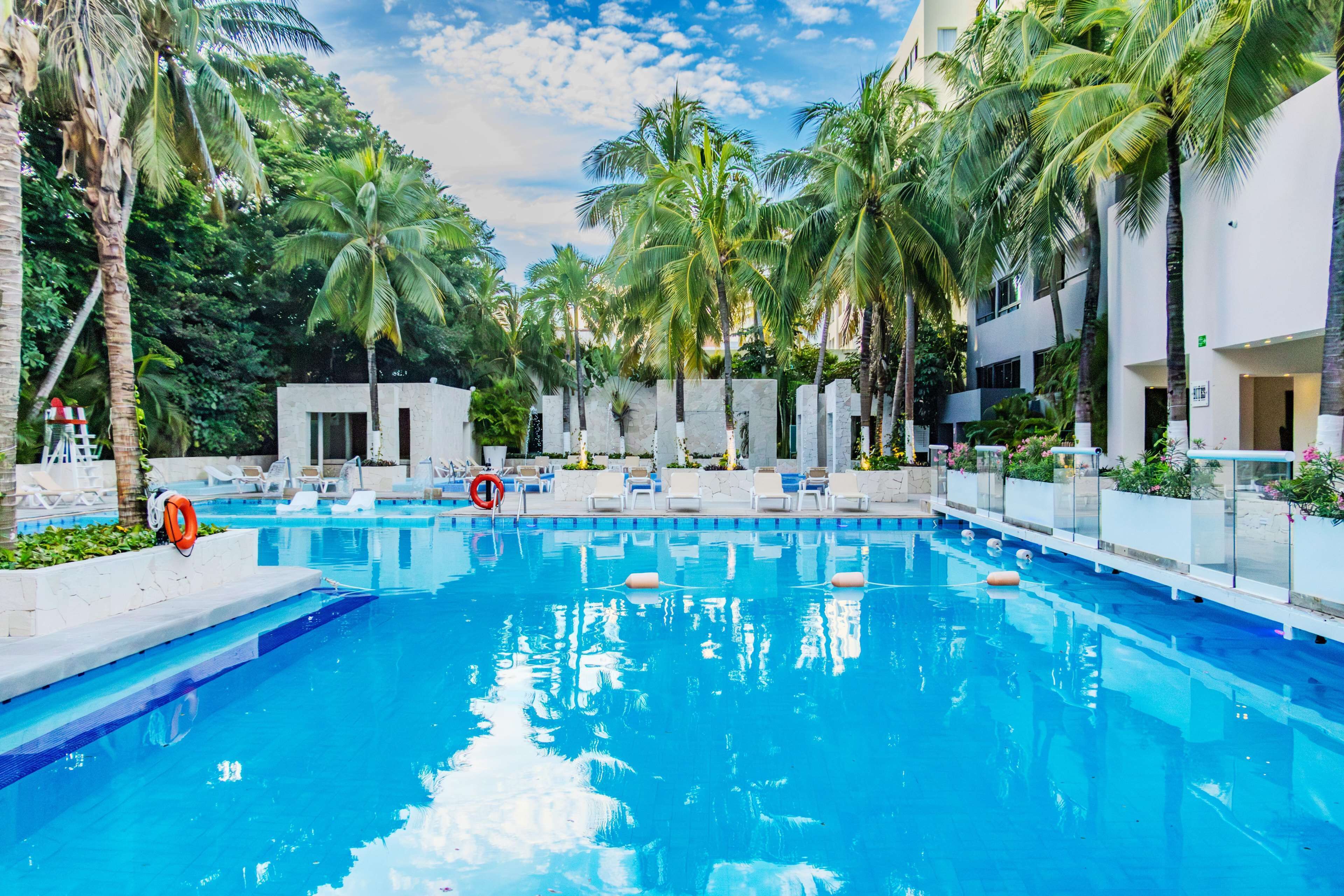Alberca al aire libre y camas balinesas gratuitas 