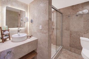 Douche, articles de toilette (gratuits), séchoir à cheveux