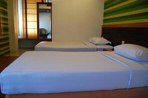 Superior Twin Room | Minibar, rollaway beds, bed sheets - Hotel Pho Sein (Yangon)