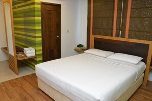 Minibar, rollaway beds, bed sheets - Hotel Pho Sein (Yangon)