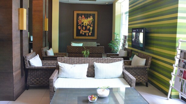 A modern living room with a sofa set, a coffee table, and a painting on the wall. - Hotel Pho Sein (Yangon)