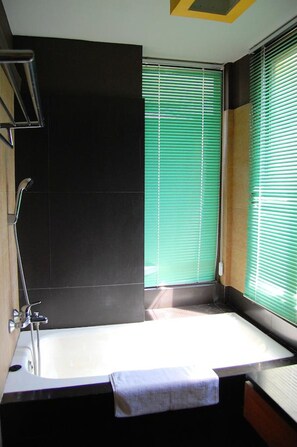 Quarto casal luxo | Banheiro | Chuveiro, produtos de toalete grátis, secador de cabelo