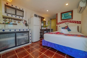 Honeymoon Room | Private kitchen | Fridge, microwave, stovetop, coffee/tea maker
