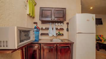 Familierom | Eget kjøkken | Kjøleskap, mikrobølgeovn, kokeplater og kaffetrakter/tekoker