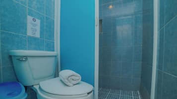 Honeymoon Room | Bathroom | Shower, free toiletries, hair dryer, towels