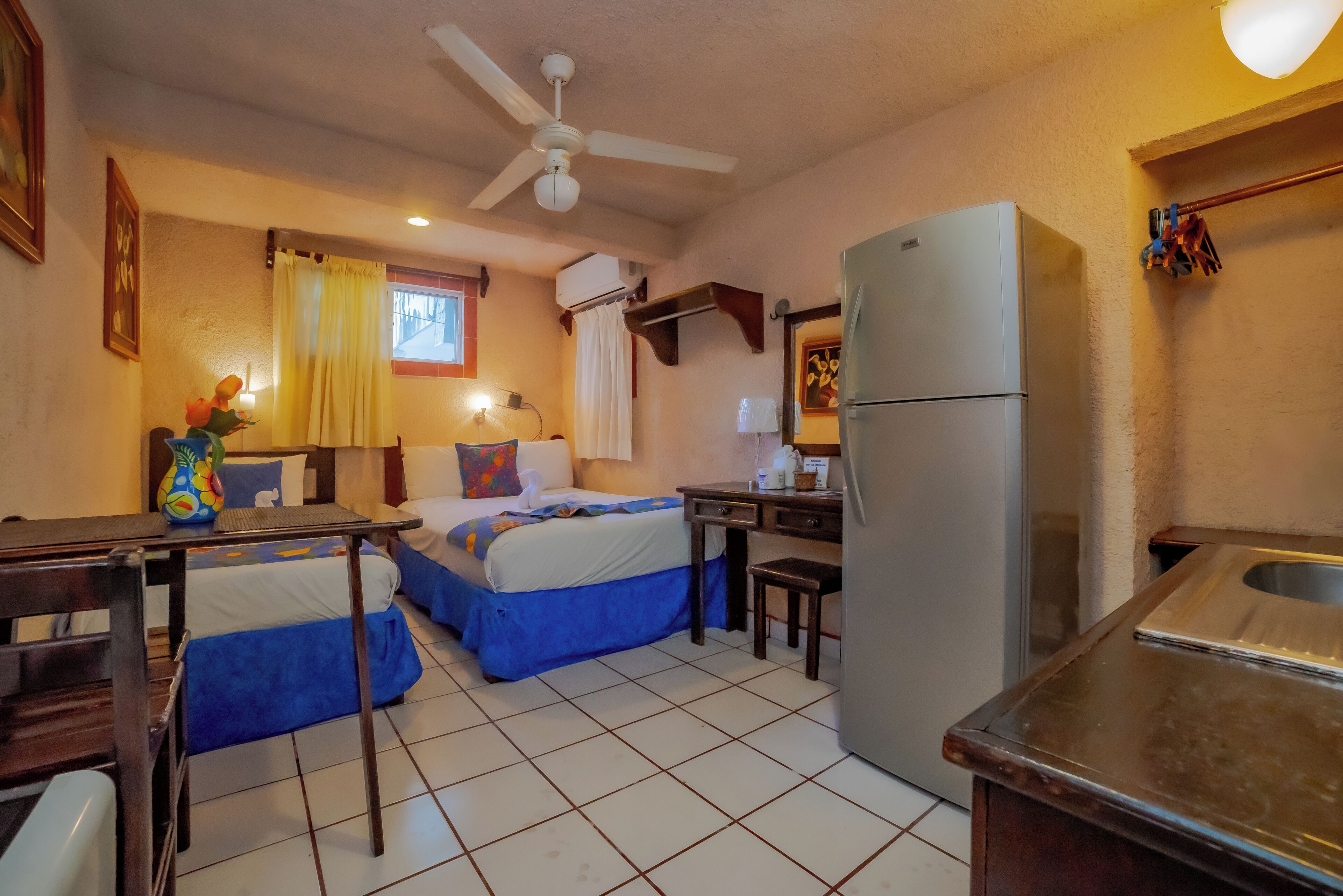 Studio | Living area | 32-inch TV with cable channels