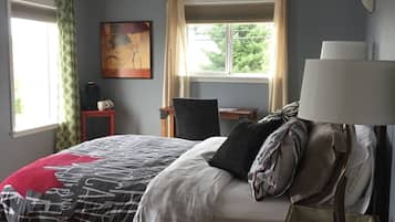 Eenpersoonskamer, 1 queensize bed (Ocean View) | 1 slaapkamer, een bureau, een strijkplank/strijkijzer, gratis wifi