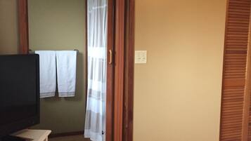 Western Room | 1 bedroom, desk, iron/ironing board, free WiFi