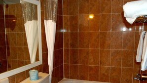 Un baño con bañera, inodoro y lavamanos.