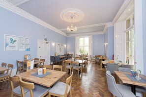 S'hi serveixen esmorzars i sopars 