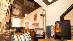 Una sala de estar acogedora con chimenea, muebles de madera y un comedor.