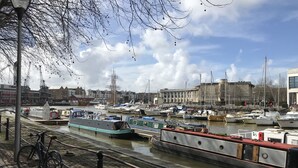 A canal with boats, a bicycle, and a lamppost. - YHA Bristol - Hostel (Bristol)