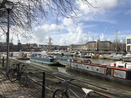 Un canal con barcos, una bicicleta y un farol.