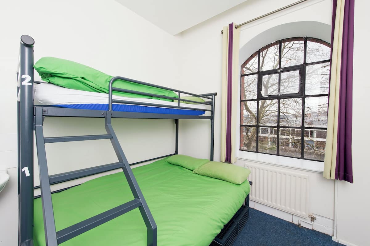 In-room safe, bed sheets