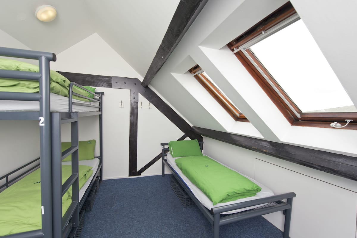 In-room safe, bed sheets