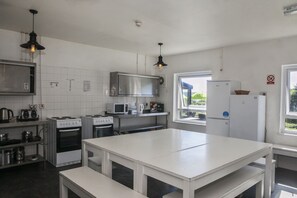 Full-size fridge, microwave, oven, stovetop - YHA Broad Haven - Hostel (Haverfordwest)