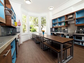 Shared kitchen - YHA Cambridge - Hostel (Cambridge)