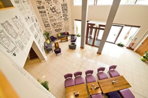 Bar-salon dans le hall