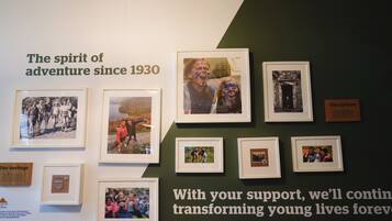 Un mur orné de photographies encadrées et de textes.
