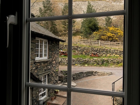 Garden. YHA Helvellyn - Hostel