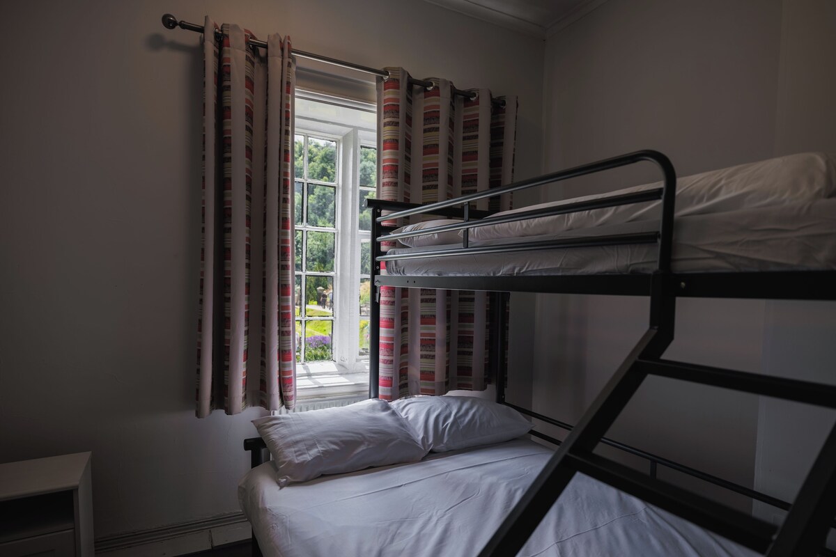 Room (3 Bed Double Private Ensuite) | Iron/ironing board (on request), bed sheets