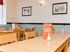 Dinner served - YHA Ilam Hall - Hostel (Ashbourne)