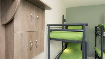 1 habitación, cunas gratuitas y ropa de cama
