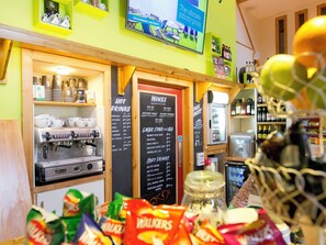 Food and drink - YHA London Lee Valley - Hostel (Waltham Cross)