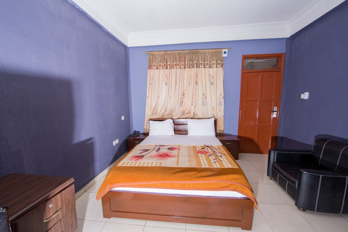 4 bedrooms, in-room safe, desk, free WiFi