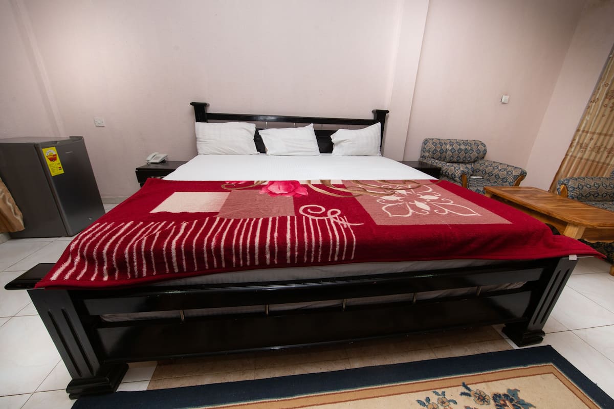4 bedrooms, in-room safe, desk, free WiFi