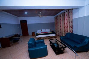 City Suite, 1 King Bed, City View | In-room safe, desk, free WiFi - Pemicsa Hotel (Accra)