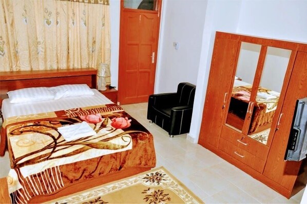 4 bedrooms, in-room safe, desk, free WiFi