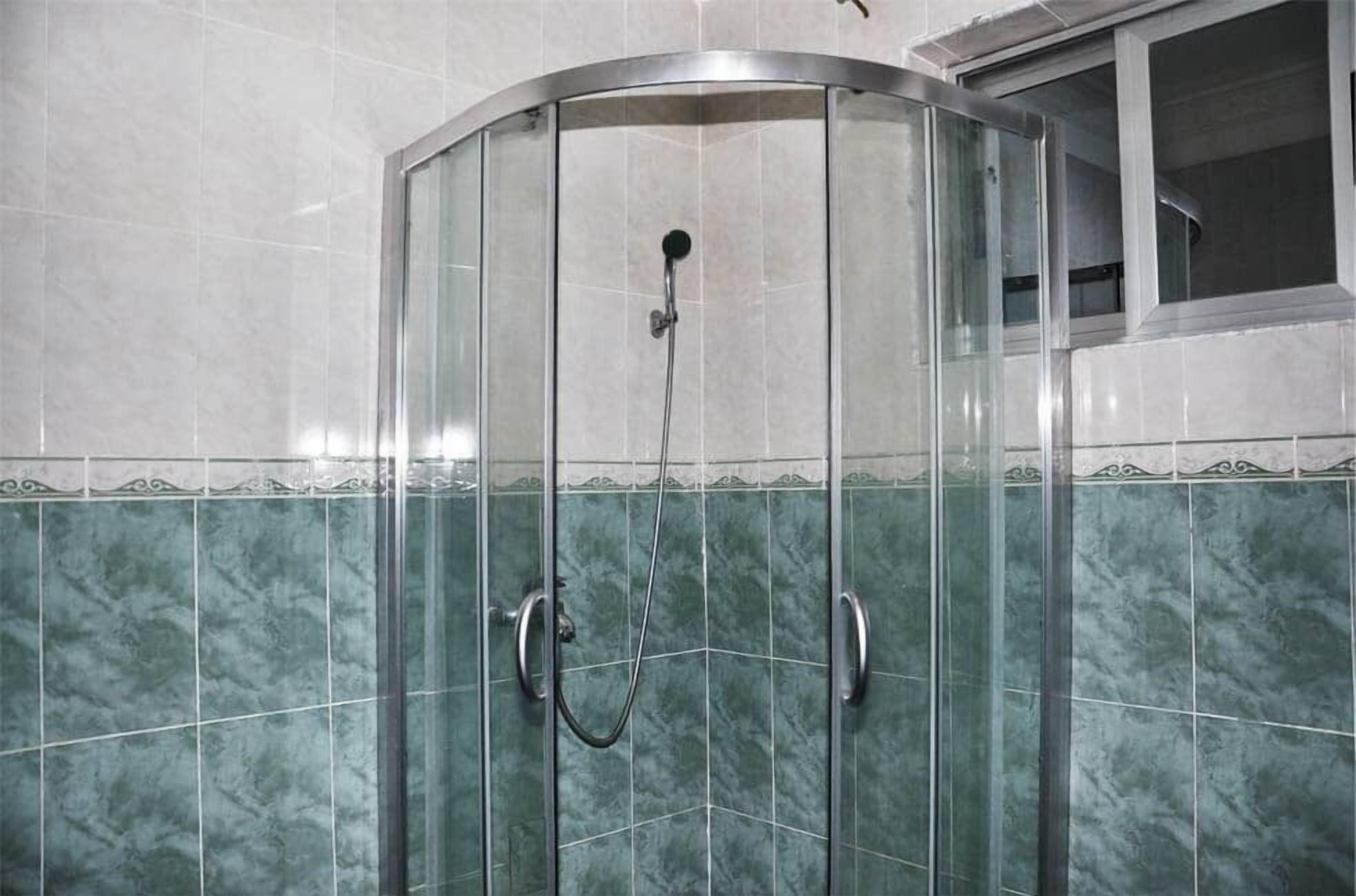 City Suite, 1 King Bed, City View | Bathroom | Free toiletries, towels