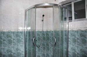 City-Suite, 1 King-Bett, Stadtblick | Badezimmer | Kostenlose Toilettenartikel, Handtücher