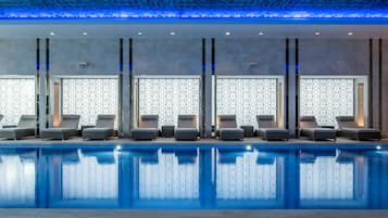 Innenpool, geöffnet von 07:00 Uhr bis 21:00 Uhr, Liegestühle